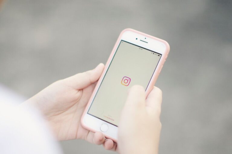 Ilustrasi membuka profil bisnis Instagram di smartphone untuk melihat jumlah pengikut