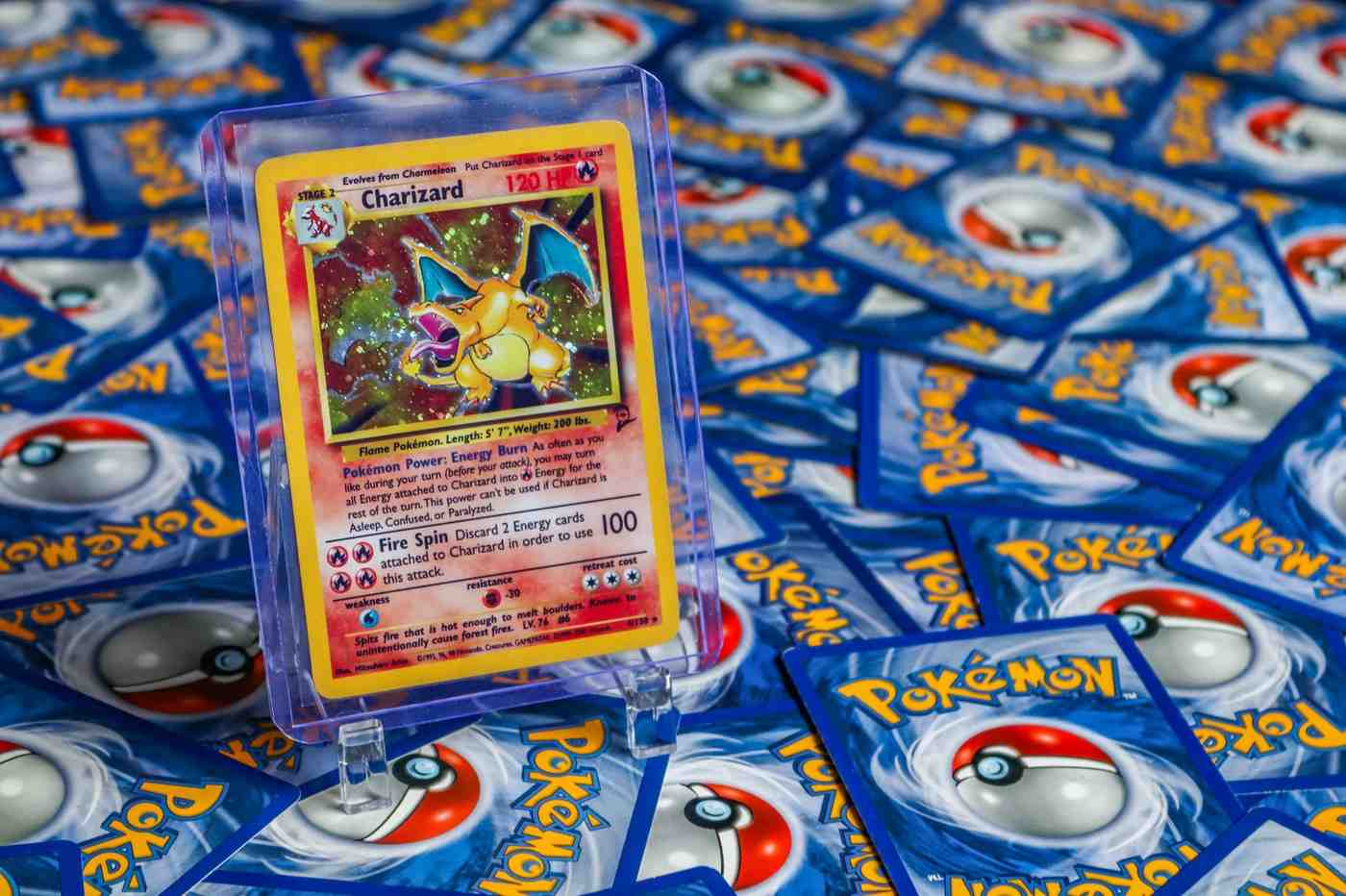 Seseorang sedang meneliti keaslian kartu sebelum bertransaksi gacha oripa
