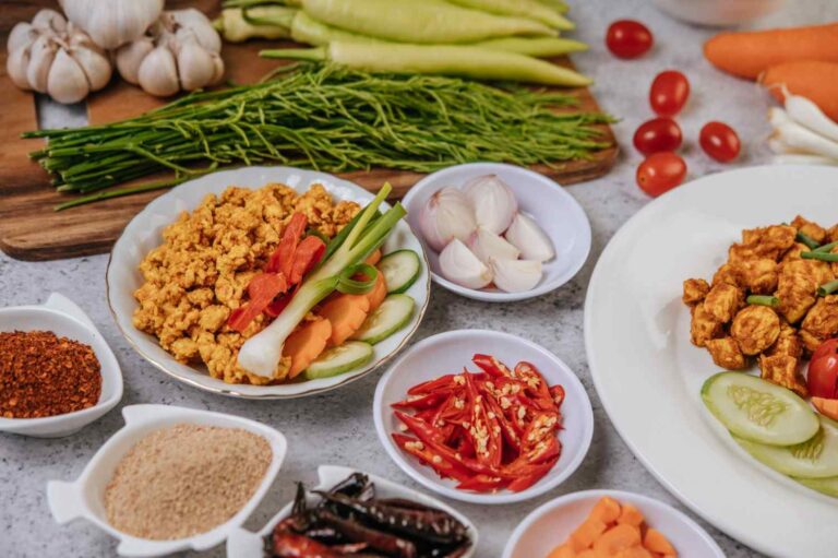 Bahan pangan segar seperti cabai, bawang, dan sayuran sebagai bentuk penerapan metode food preparation untuk solusi hemat belanja