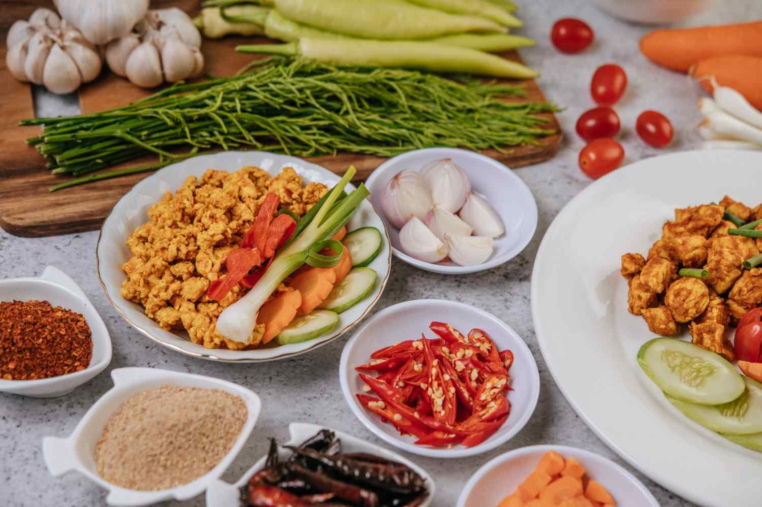 Bahan pangan segar seperti cabai, bawang, dan sayuran sebagai bentuk penerapan metode food preparation untuk solusi hemat belanja