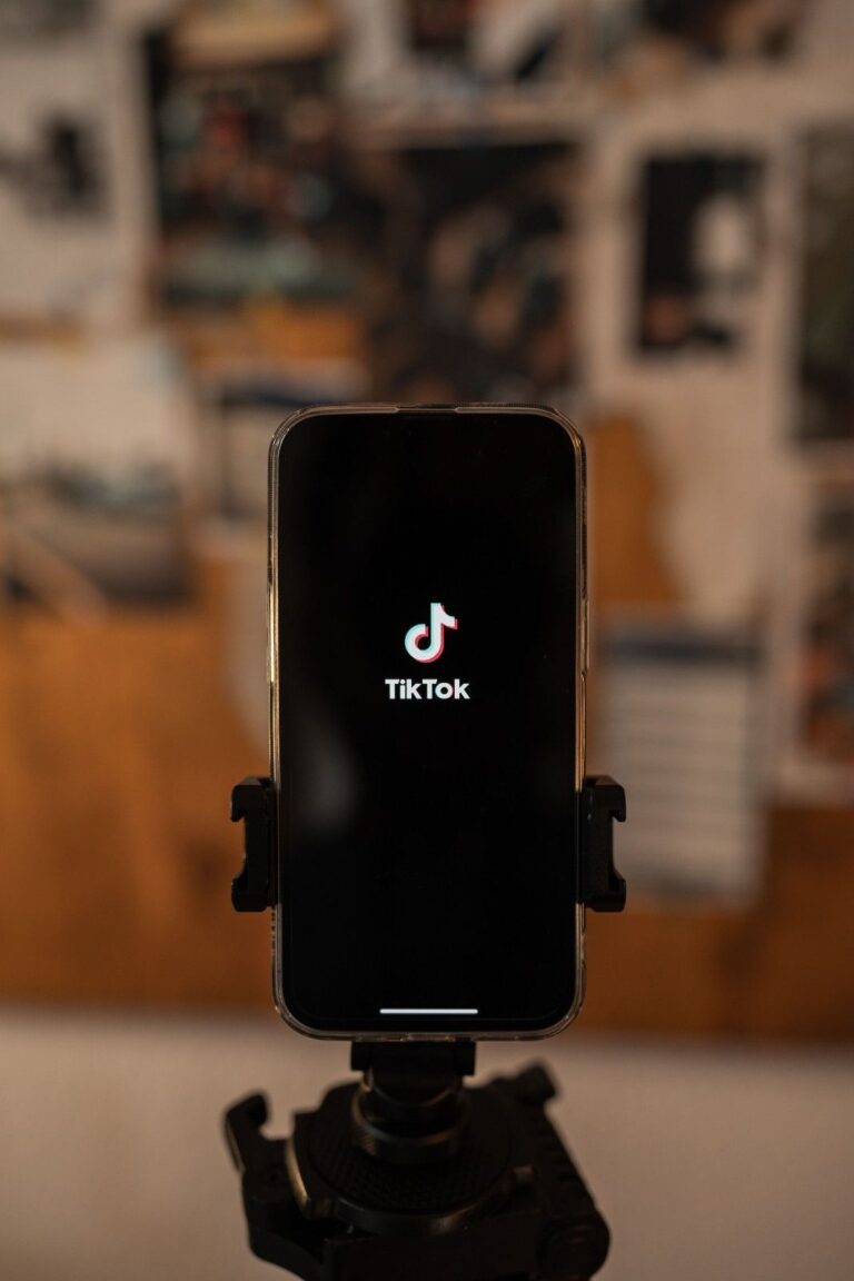 Ilustrasi pengguna sedang melakukan proses top up koin tiktok menggunakan e-wallet