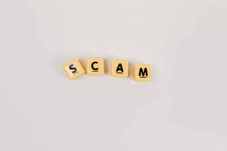 Susunan blok huruf membentuk kata scam sebagai simbol peringatan bahaya penipuan koin tiktok murah ilegal