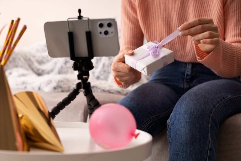 Seorang wanita tampak dari samping sedang membuka hadiah virtual sebagai ilustrasi cara mendapatkan koin tiktok gratis